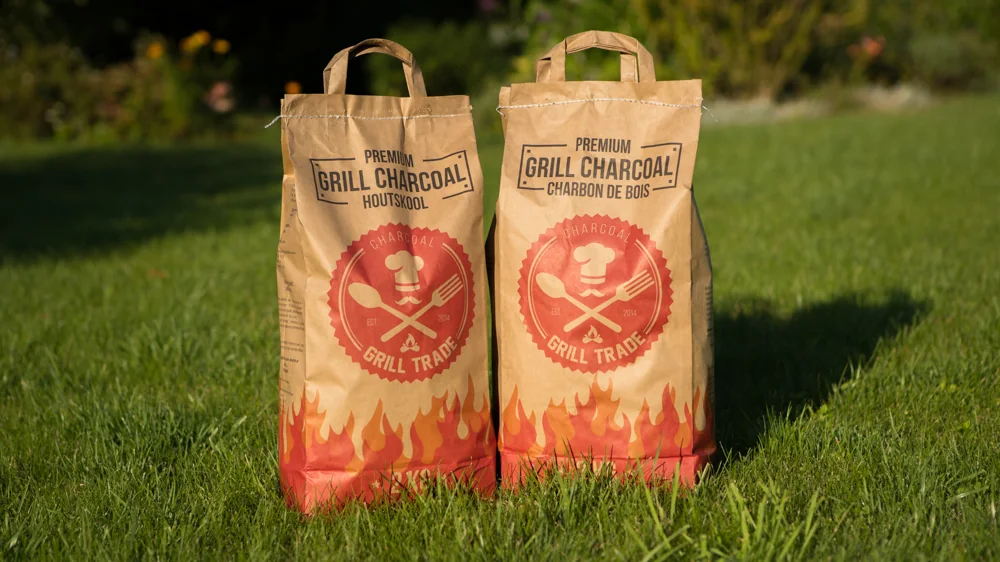 Zwei Holzkohlesäcke als Beispiel für Private Label Produktlinien