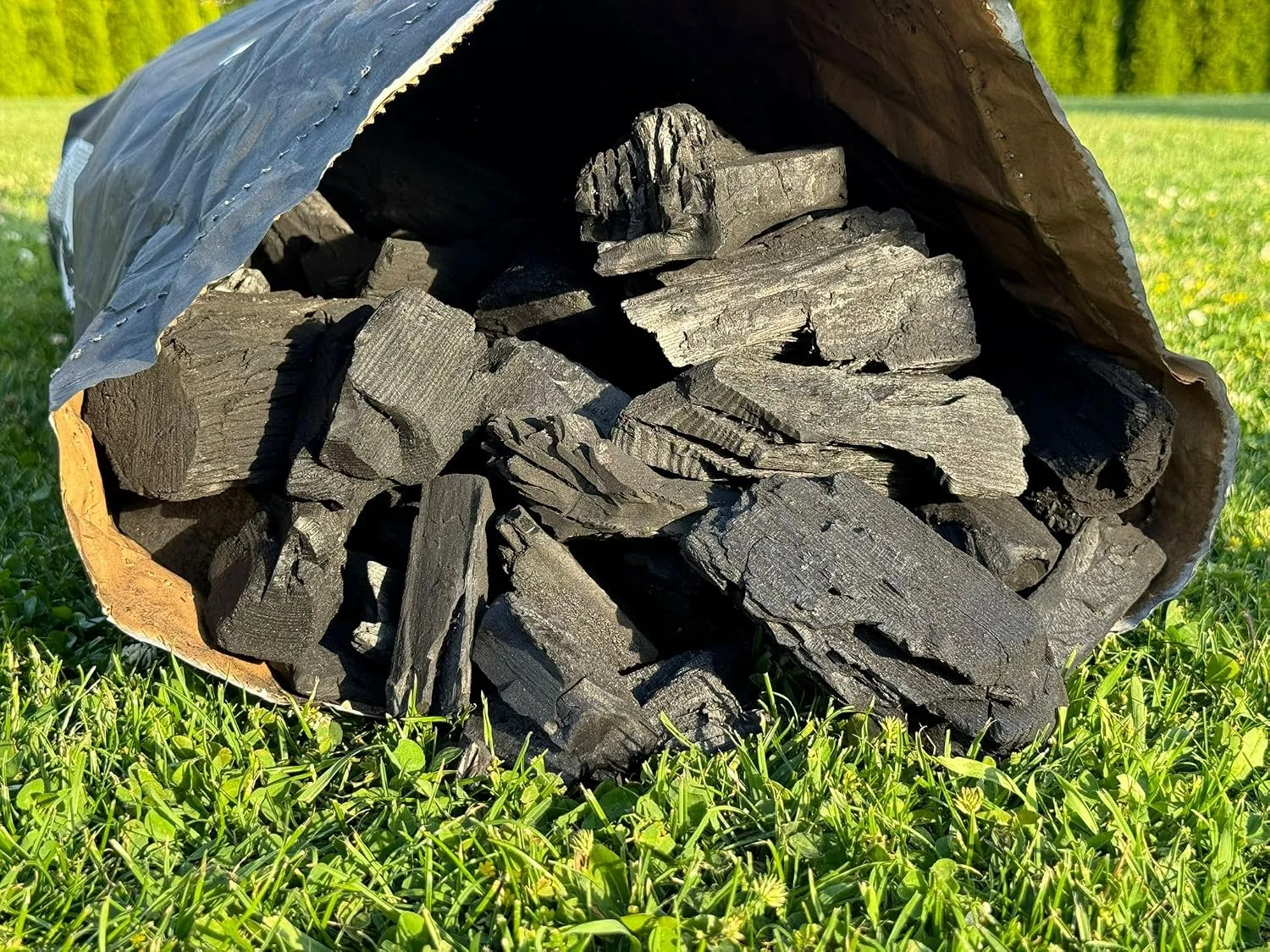 Geöffneter Sack mit sichtbarer Hartholz-Holzkohle